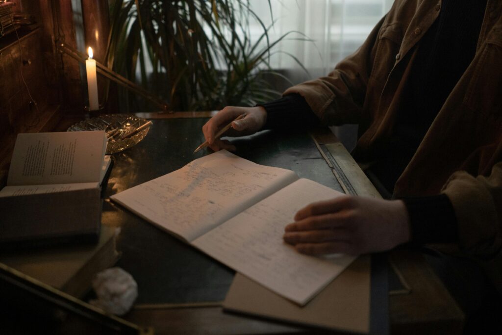Journaling your daily gratitudes A cozy journaling setup