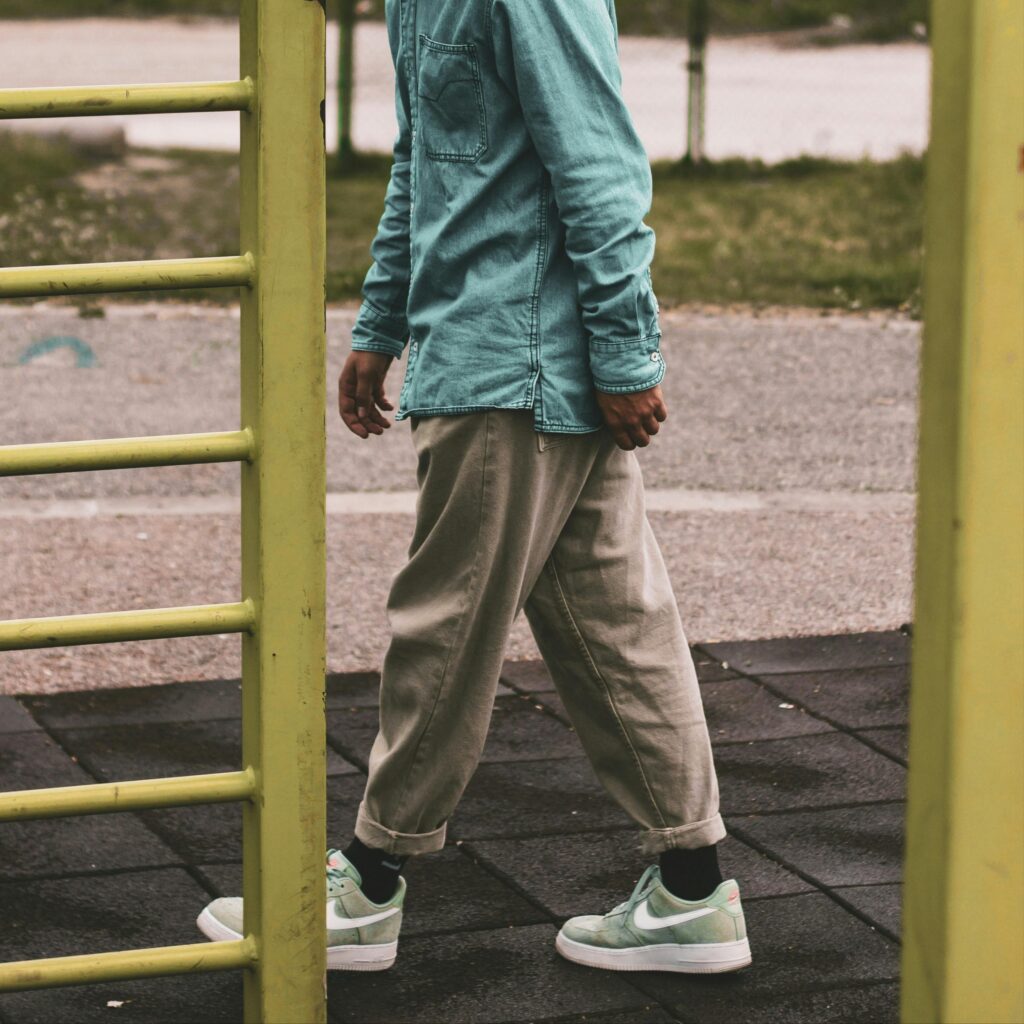 The Neutral-Toned Sneakers Outfits The Neutral-Toned Sneakers Outfits